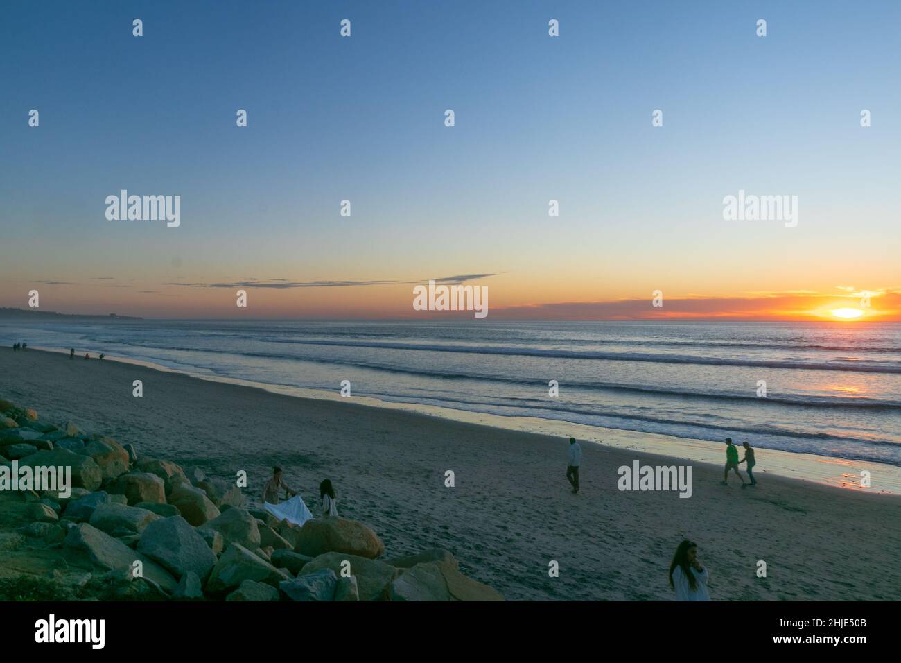 Torrey Pines State Beach La Jolla, California, USA. 28th Jan 2022. January 28, 2022: The sunset at Torrey Pines State Beach La Jolla, California on Friday, January 28th, 2022. The sunset included people, cliffs, rocks, and a blimp. The state beach also had parking for the nearby Farmers Insurance Open golf tournament. (Credit Image: © Rishi DekaZUMA Press Wire) Credit: ZUMA Press, Inc./Alamy Live News Stock Photo