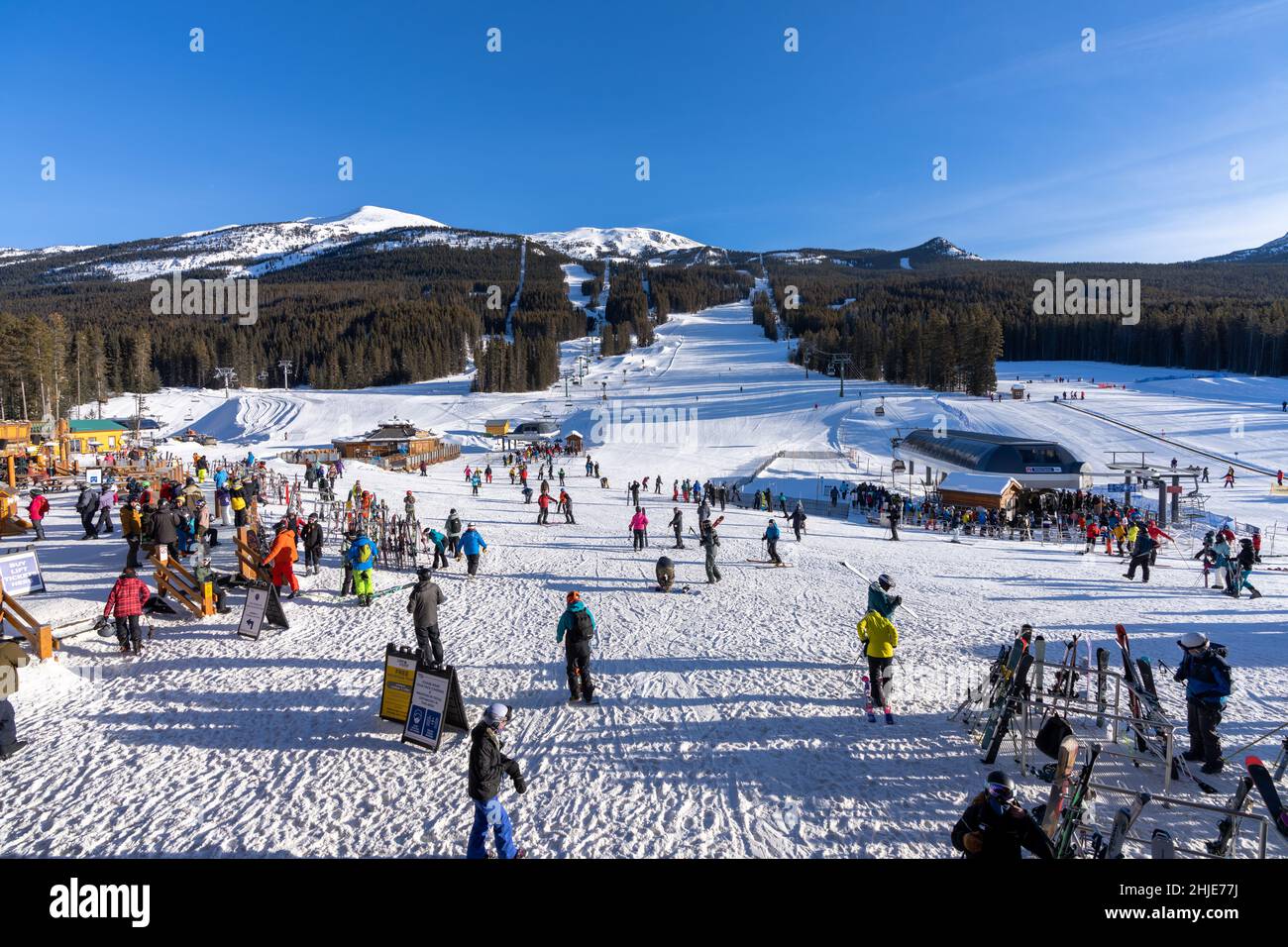 Lake Louise, Alberta, Canada - January 27 2022 : Crowd of people in Lake  Louise Ski Resort in a winter sunny day, during covid-19 pandemic period  Stock Photo - Alamy, image size:1300x956
