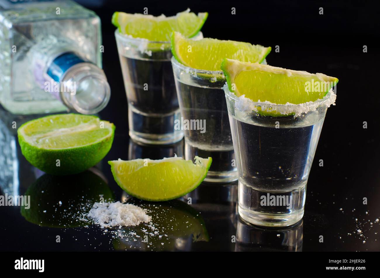 Текила - бум. Текила ольмека с лаймом. Как пить текилу лайм. Текилы с шотами лаймом и солью. Текила с лаймом в мексике.