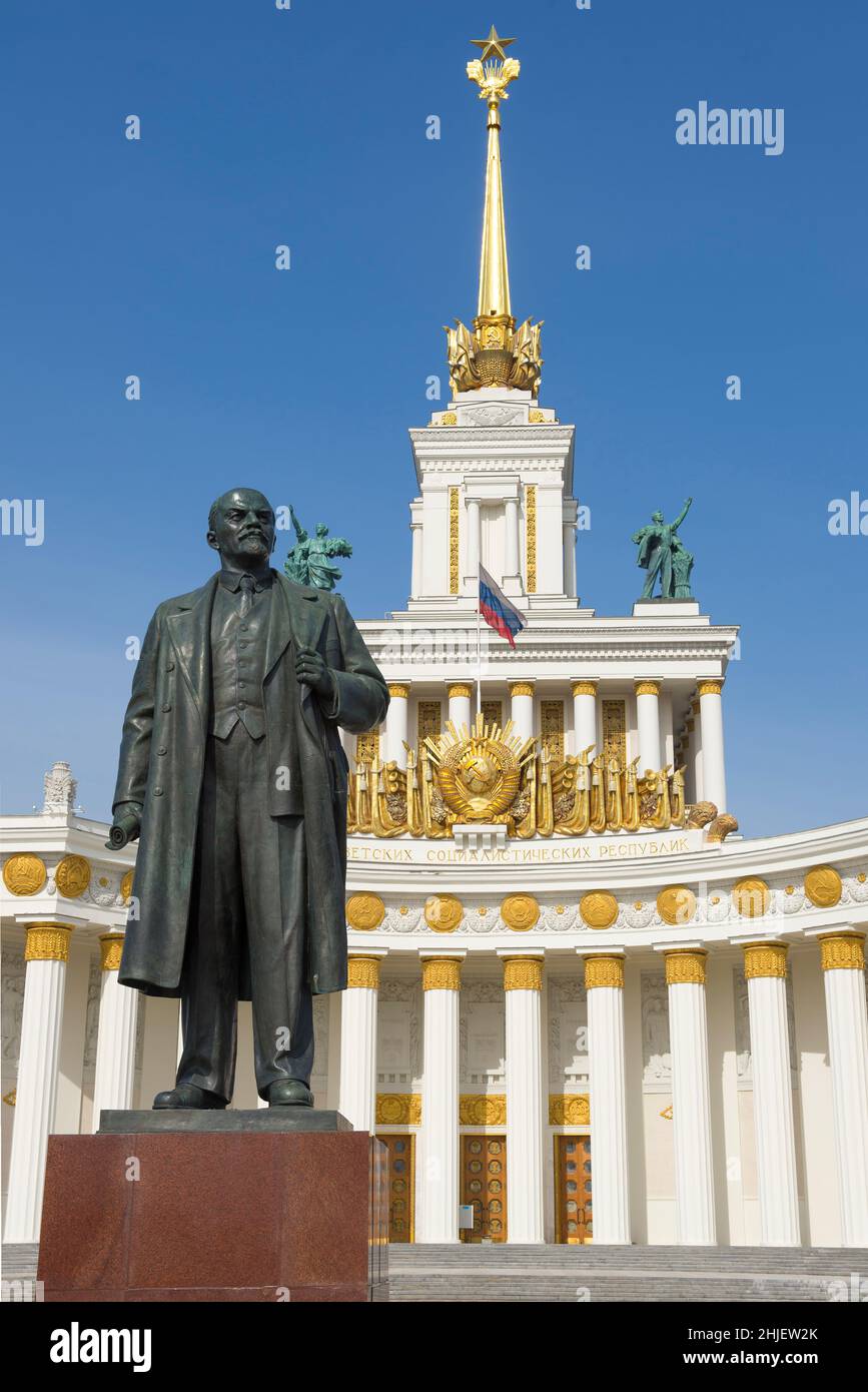 MOSCOW, RUSSIA - APRIL 14, 2021: Monument to V.I. Lenin (Ulyanov) against the backdrop of the Central Pavilion of the Exhibition of Achievements Stock Photo