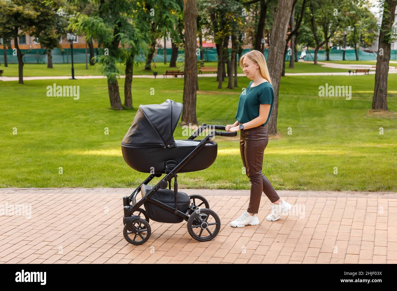 Black baby and stroller hi res stock photography and images Alamy