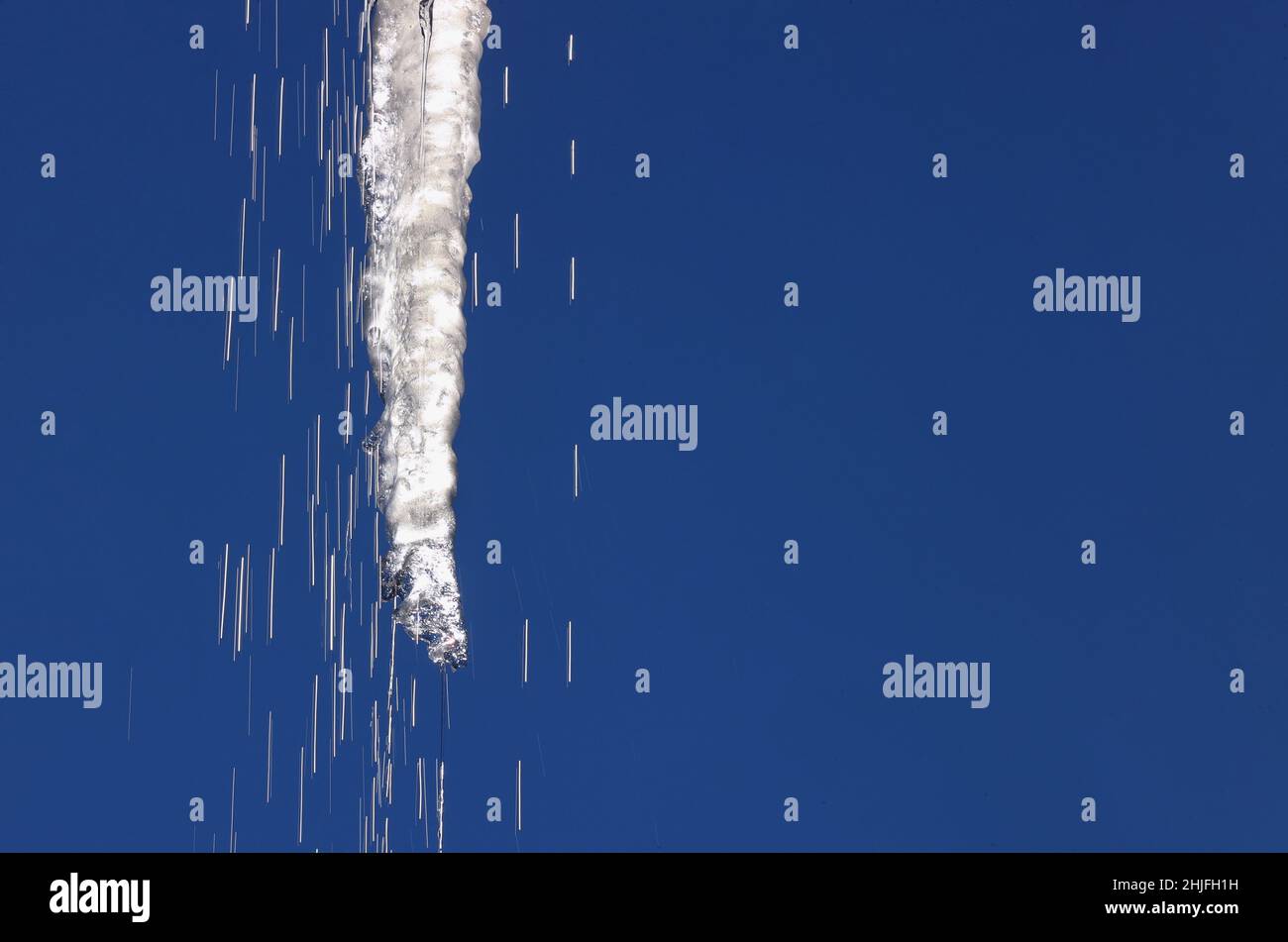 Garmisch Partenkirchen, Germany. 29th Jan, 2022. An icicle hanging from a roof thaws in the sunshine. Credit: Karl-Josef Hildenbrand/dpa/Alamy Live News Stock Photo