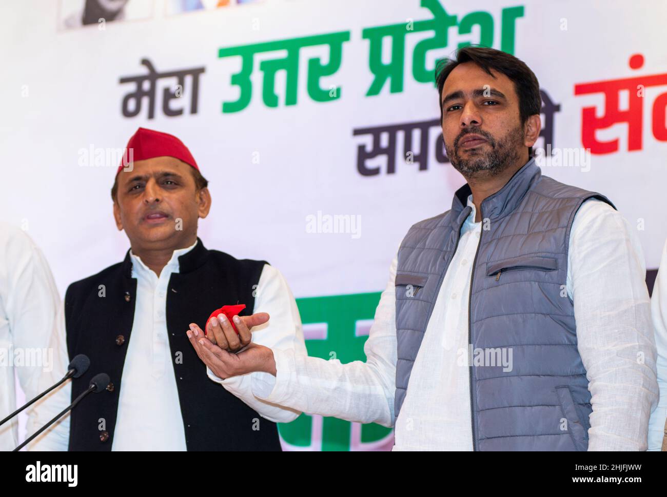 Akhilesh Yadav and Jayant Chaudhary hold a small red pouch of grains in support of farmers during a joint press conference in Ghaziaba.Akhilesh Yadav president of the Samajwadi Party (A state Political Party)  and Jayant Chaudhary chief Rashtriya of Lok Dal Party (A state Political Party) alliance at the upcoming assembly election campaign in Uttar Pradesh. (Photo by Pradeep Gaur / SOPA Images/Sipa USA) Stock Photo