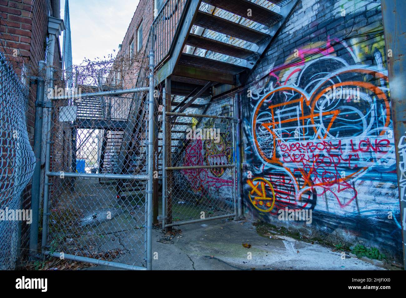 Metal fence graffiti art hi-res stock photography and images - Alamy