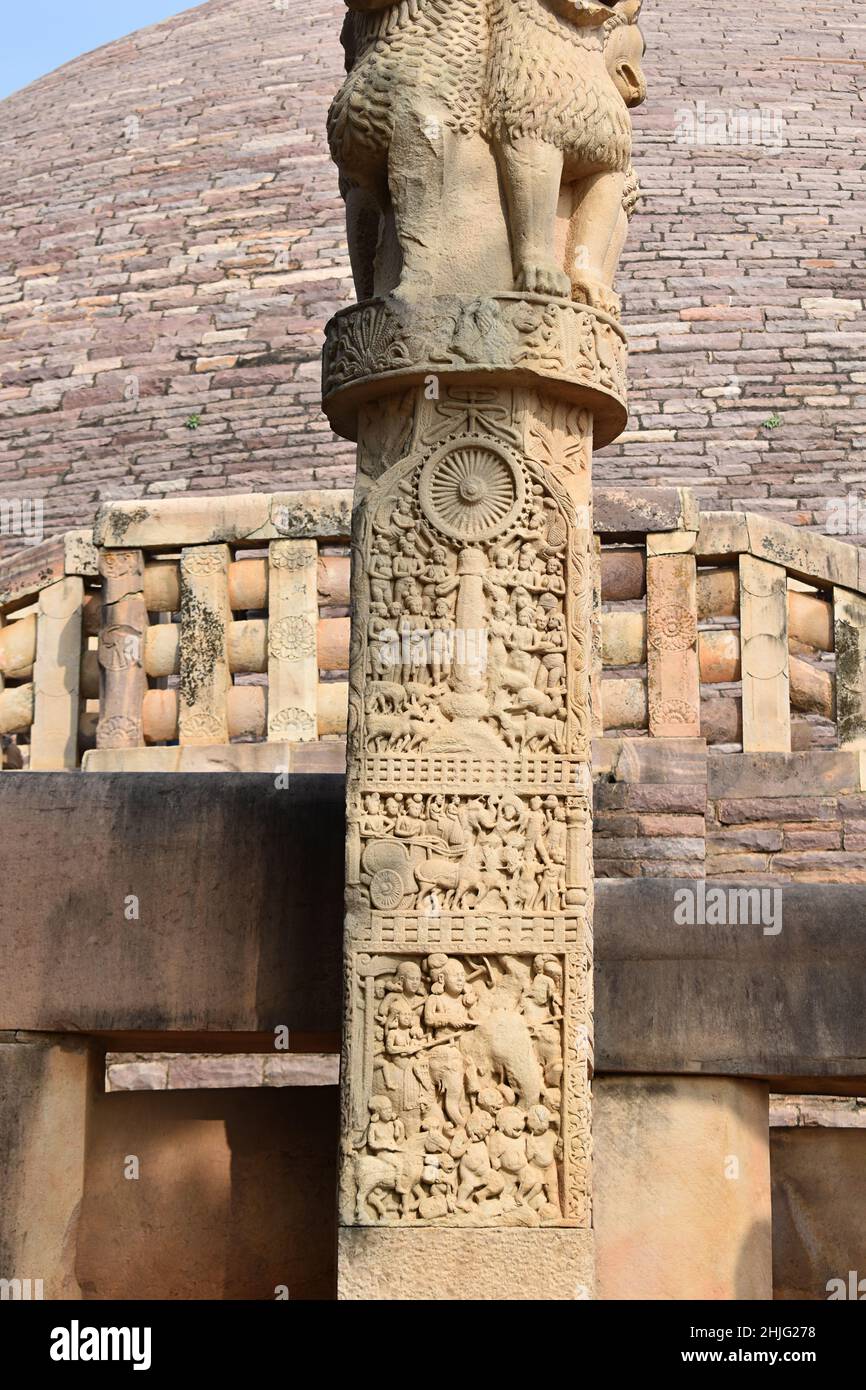 Stupa No 1, South Gateway, Left Pillar Front, Panel1 :  Dharma Chakra on Pillar represents the first sermon of Buddha delivered at Deer Park at Sarnat Stock Photo
