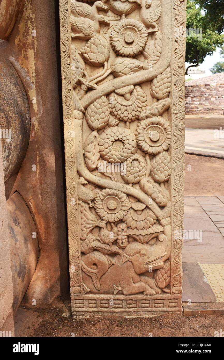 Stupa No 1, East Gateway. Left  Pillar, Outside face: Floral decoration and a makara or crocodile at the bottom from whose mouth vine of a tree emerge Stock Photo