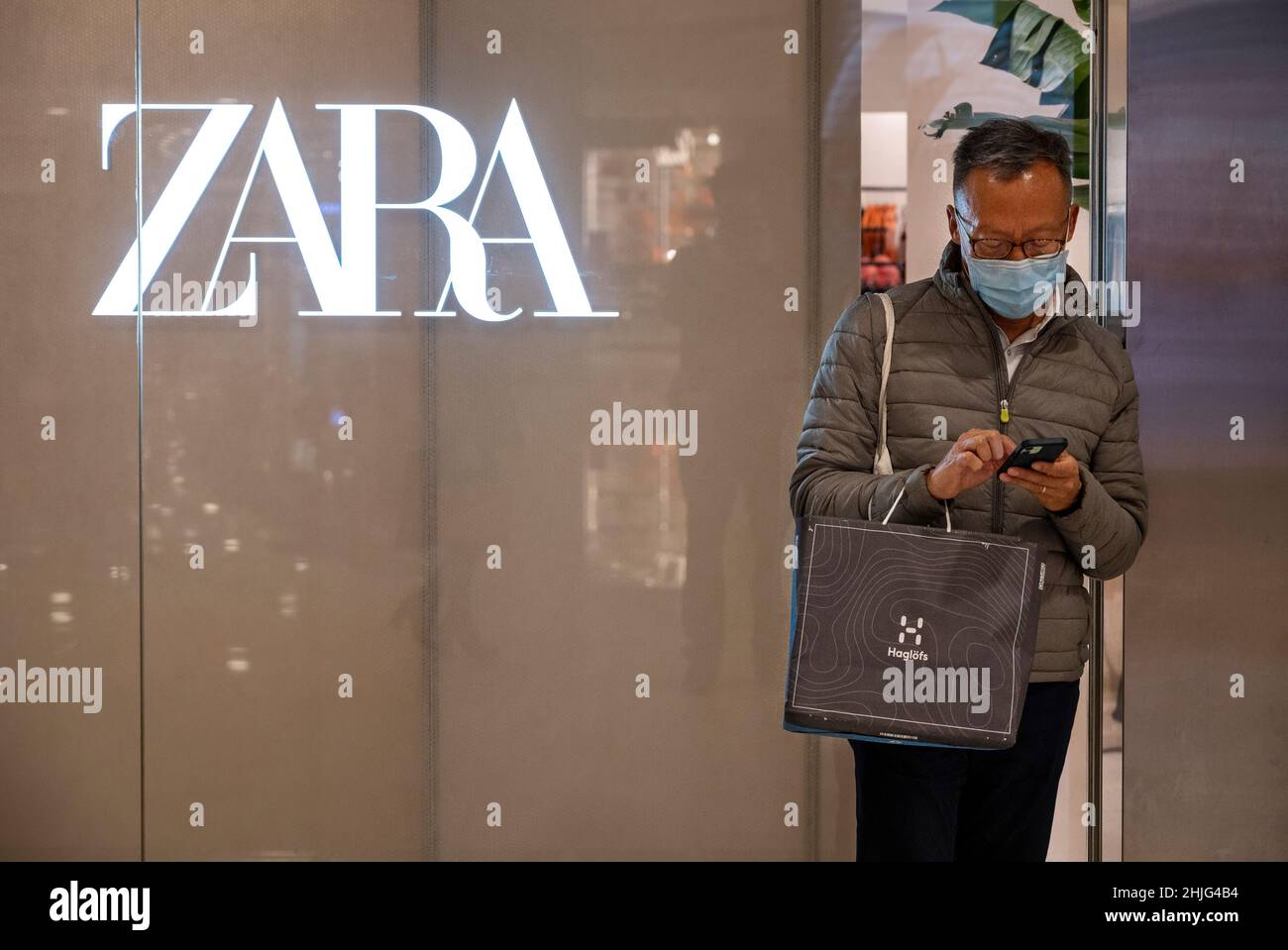 Zara shop store hi-res stock photography and images - Page 6 - Alamy