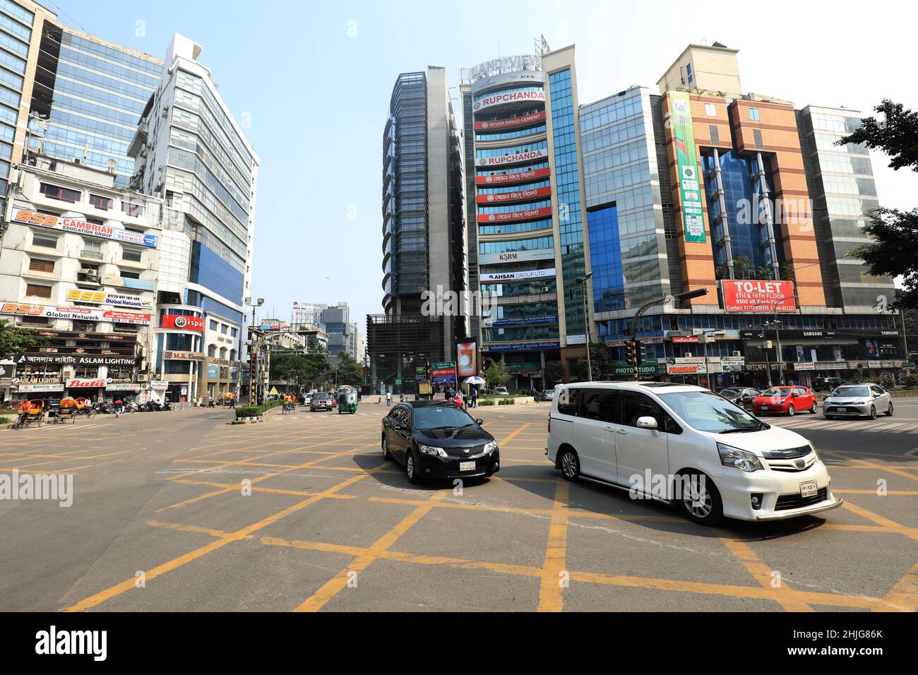 Dhaka, Bangladesh. 28th Jan, 2022. Traffic seen at Gulshan circle in