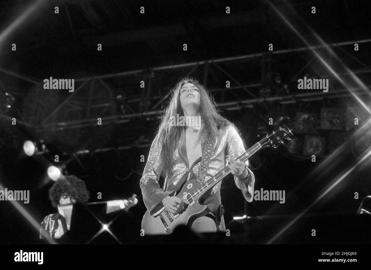 american-guitarist-scott-gorham-scott-gorham-performing-with-thin-lizzy