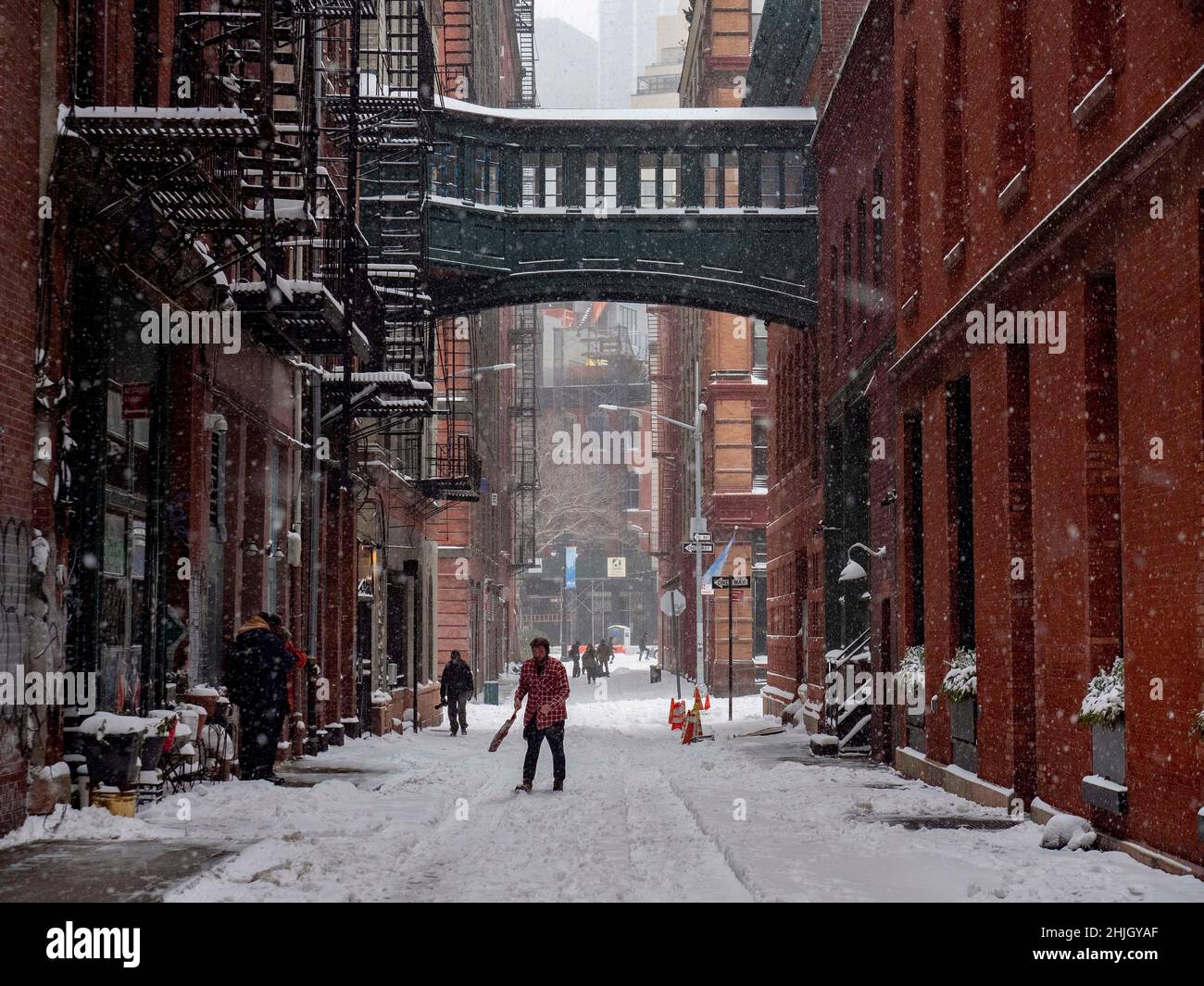 New York, New York, USA. 29th Jan, 2022. NYC snowstorm at the classic Staple Street Skybridge in Tribeca. The scene of countless films and TV shows the bridge connects 2 apartment lofts iat this famous lower Manhattan location. (Credit Image: © Milo Hess/ZUMA Press Wire) Stock Photo