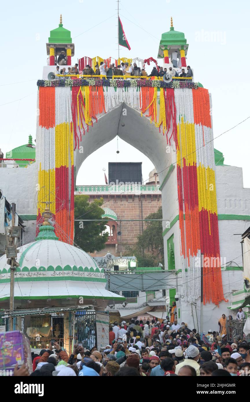 ajmer india 29th jan 2022 annual urs commences with flag hoisting at buland darwaza in dargah ajmer 810th annual urs commences with flag hoisting at buland darwaza in dargah ajmer photo by shaukat ahmedpacific press credit pacific press media production corpalamy live news 2HJHGMR