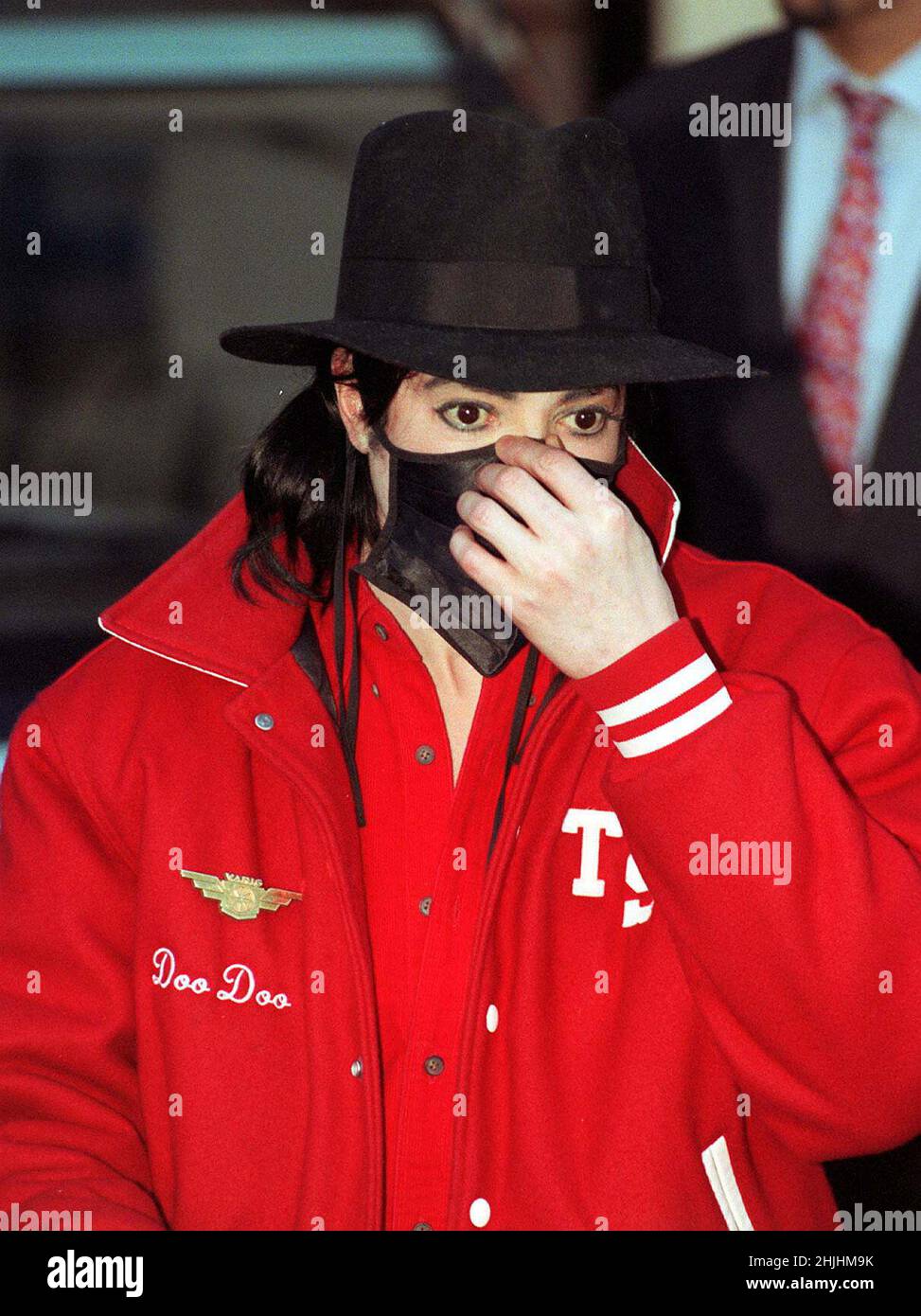 1996: File photo dated February 1996 of pop star Michael Jackson outside the Lanesborough Hotel, London, ahead of perform at the Brit Awards. Issue date: Sunday January 30, 2022. Stock Photo