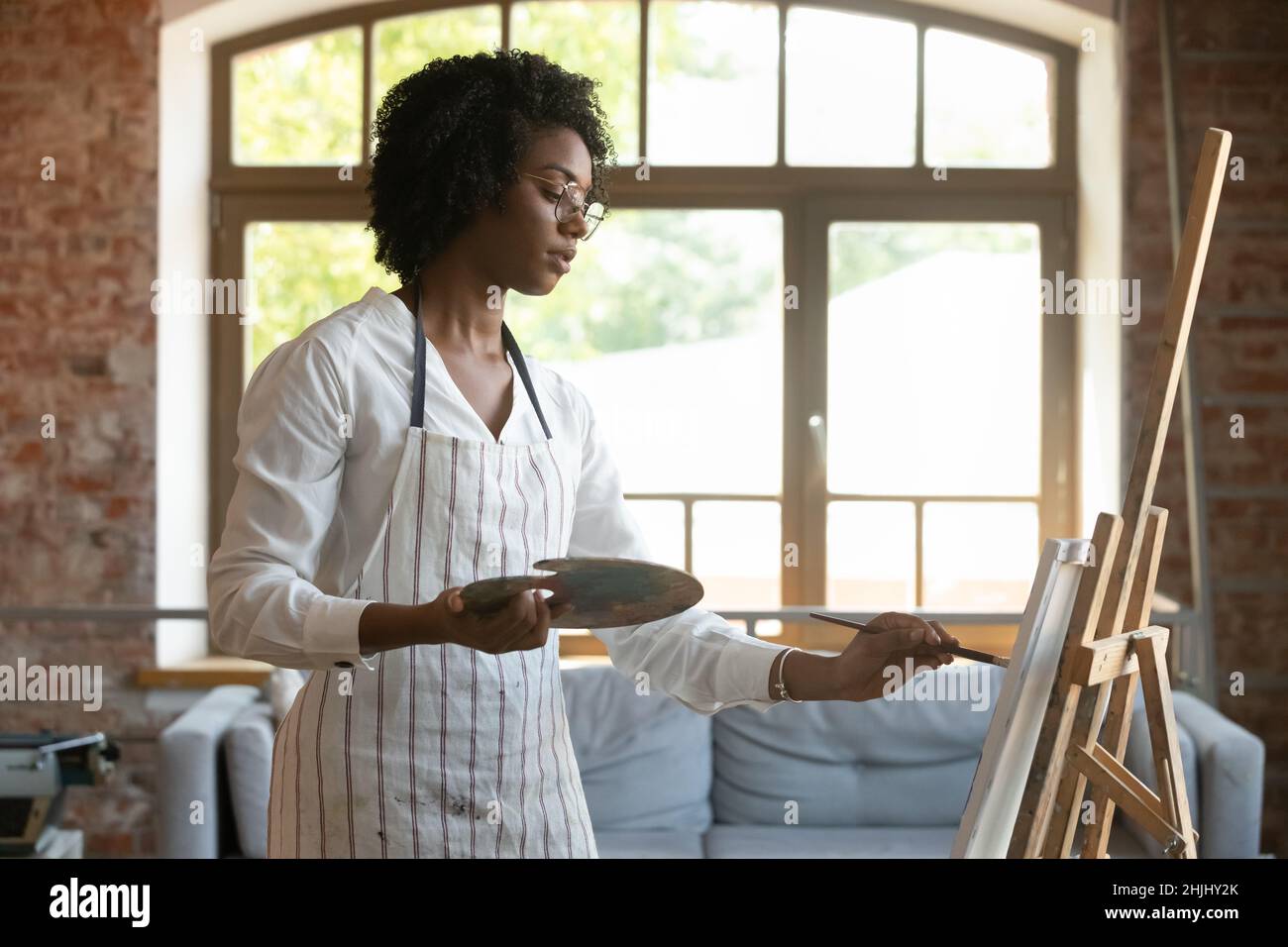 African artist woman hi-res stock photography and images - Alamy