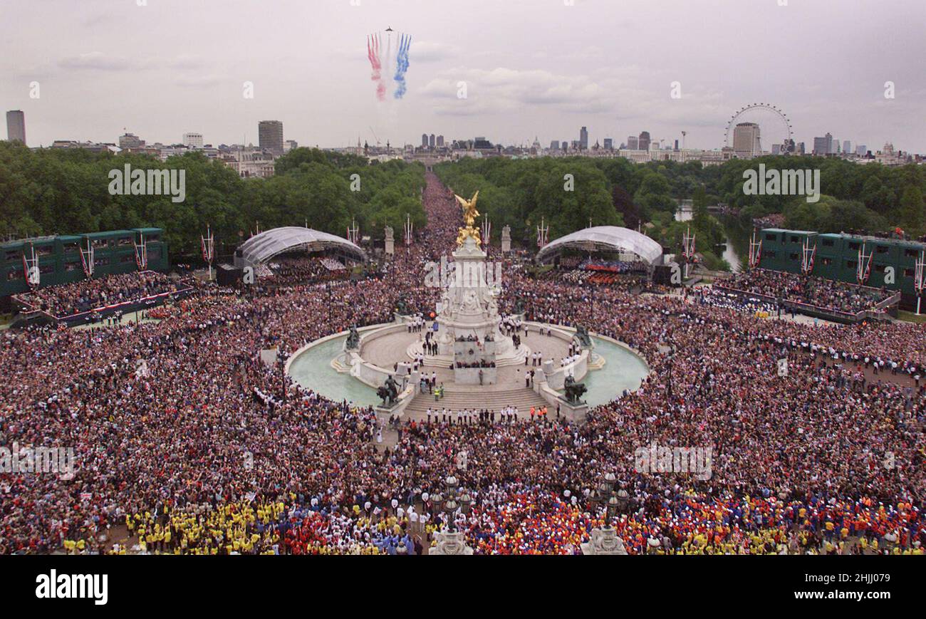 File photo dated 4/6/2002 of the scene from the roof of Buckingham Palace as crowds gather to watch the Jubilee Fly-past of 27 aircraft including the Red Arrows and Concorde fly above The Mall to mark the Queen's Golden Jubilee. Issue date: Sunday January 30, 2022. Stock Photo