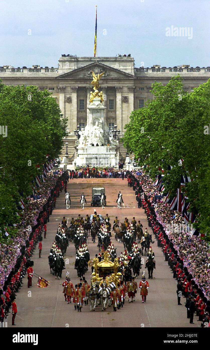 File photo dated 4/6/2002 of crowds lining the street as Queen Elizabeth II rides in the Gold State Coach from Buckingham Palace to St Paul's Cathedral for a service of Thanksgiving to celebrate to her Golden Jubilee. Issue date: Sunday January 30, 2022. Stock Photo