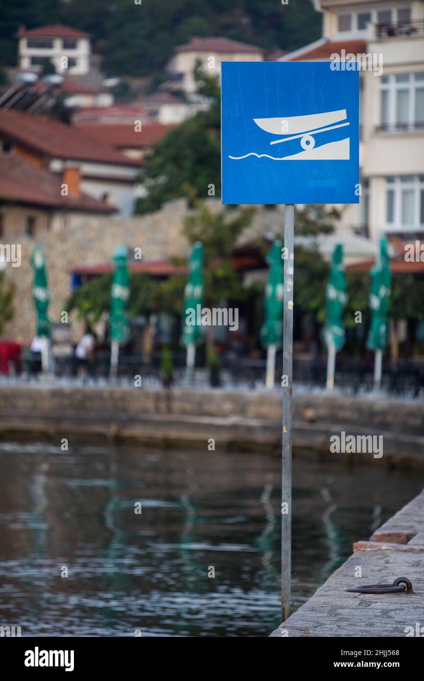 Boat ramp sign at a lake’s pier Stock Photo - Alamy