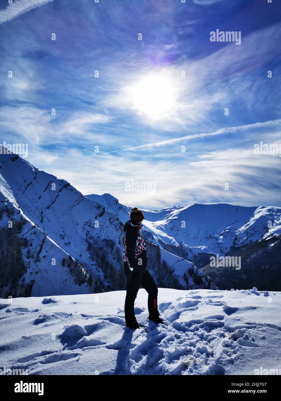 Young woman hiking in the mountains hi-res stock photography and images ...