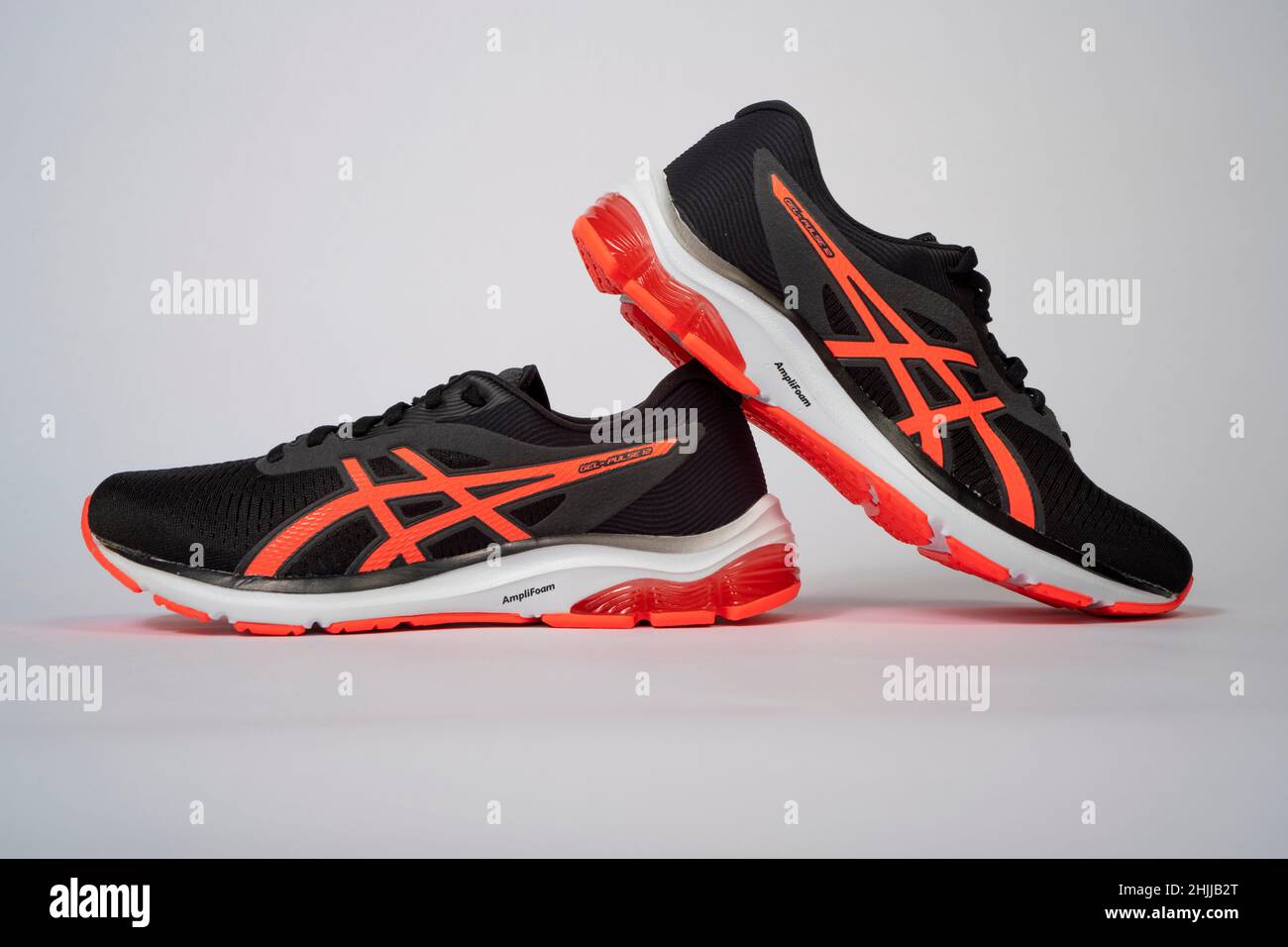 Asics running hi-res stock photography and images - Alamy