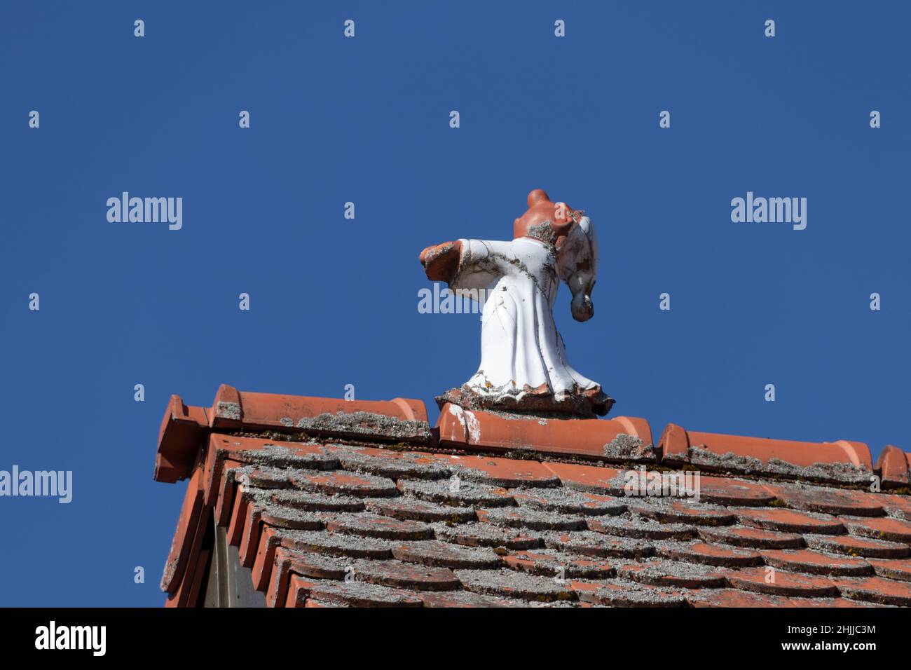 Schlafwandlerin auf einem Dach Stock Photo