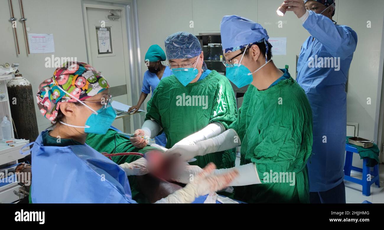 220130) -- KIGALI, Jan. 30, 2022 (Xinhua) -- Chinese doctors conduct an  operation using a flashlight for illumination after surgical lights  malfunctioned at a hospital in Kigali, the Rwandan capital, on Jan.