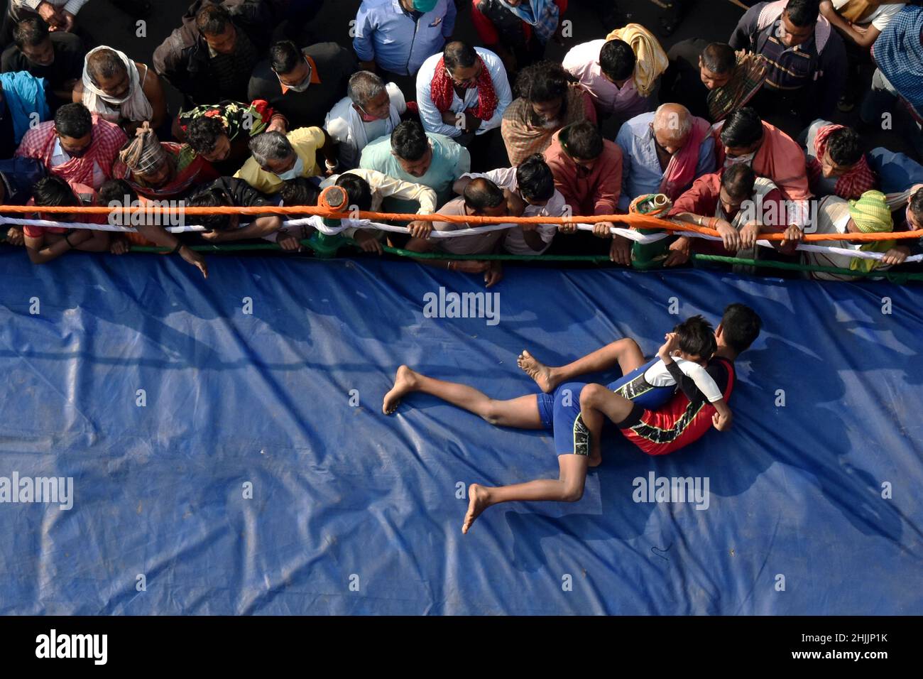 Kolkata, West Bengal, India. 30th Jan, 2022. Wrestlers fight during an amateur wrestling match inside a makeshift ring installed on the road organized by local residents as part of Death anniversary of Mahatma Gandhi in Kolkata. (Credit Image: © Sudipta Das/Pacific Press via ZUMA Press Wire) Stock Photo