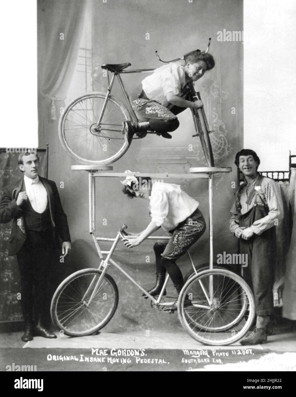 Mae Gordon's original insane moving pedestal - 1907 Stock Photo