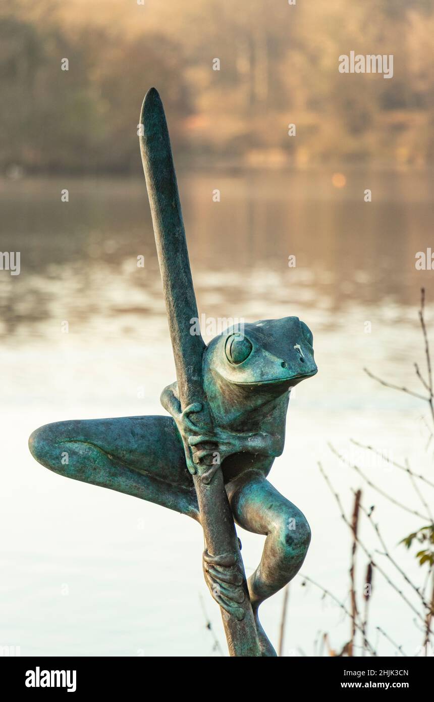 Toad sculpture hi-res stock photography and images - Alamy