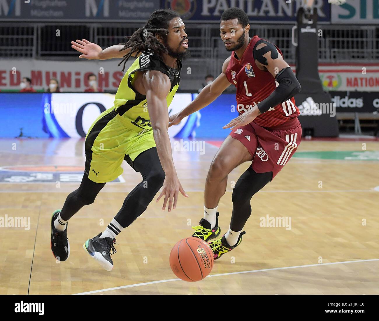 Muenchen, Deutschland (DE), 30 January, 2022. Pictured left to right, Marcus Thornton (medi Bayreuth), Corey Walden (FC Bayern Basketball) at the Basketball BBL Bundesliga, FC Bayern Muenchen Basketball - medi Bayreuth. Credit: Eduard Martin/Alamy Live News Stock Photo