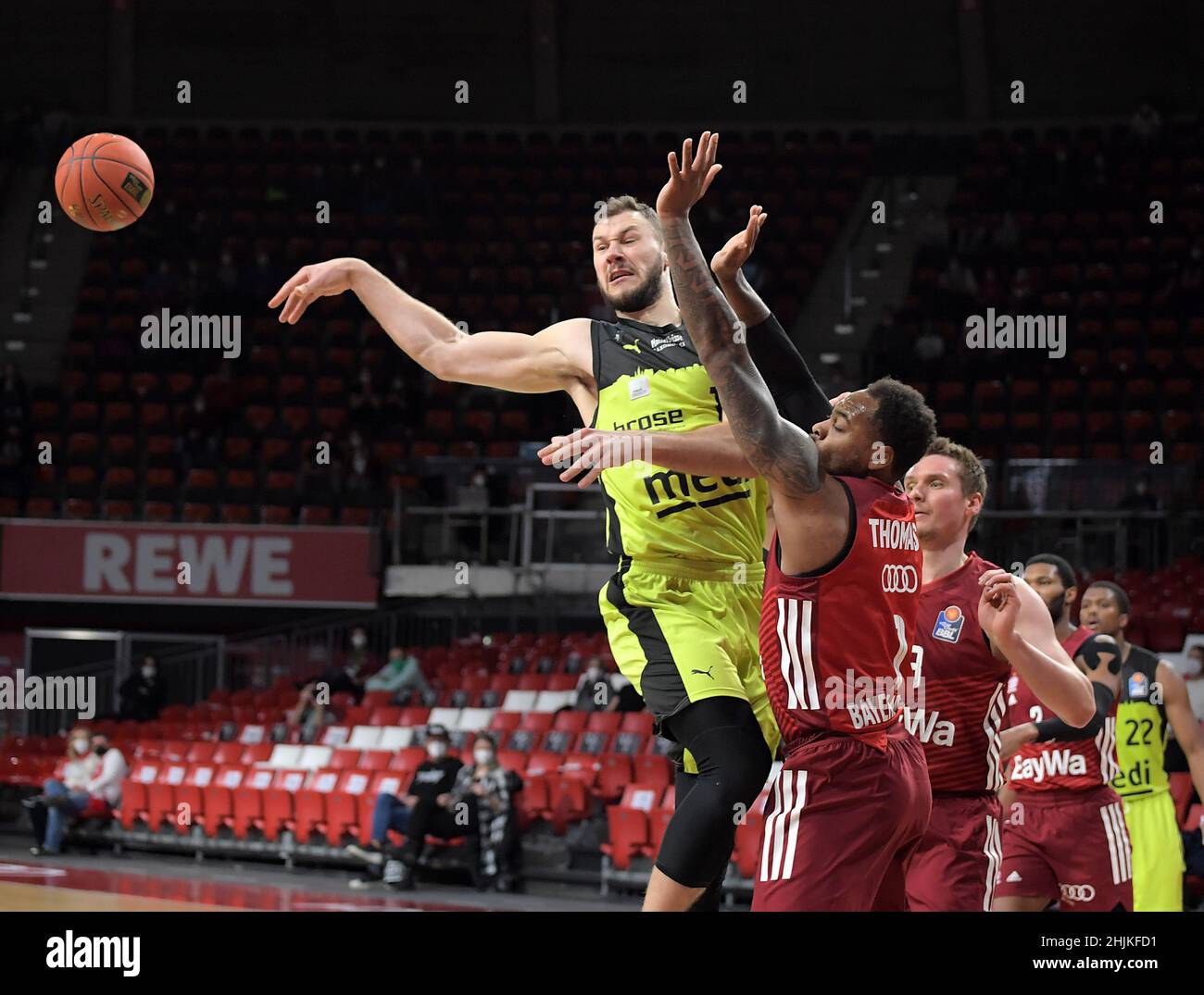 Muenchen, Deutschland (DE), 30 January, 2022. Pictured left to right, Martynas Sajus (medi Bayreuth), Deshaun Thomas (FC Bayern Basketball) at the Basketball BBL Bundesliga, FC Bayern Muenchen Basketball - medi Bayreuth. Credit: Eduard Martin/Alamy Live News Stock Photo