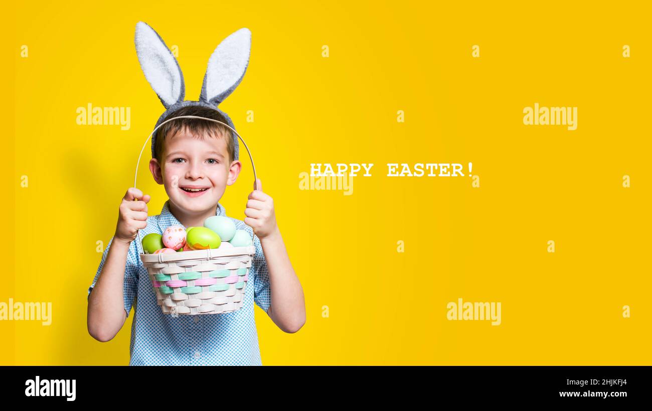 Little boy holding an easter egg in his hand hi-res stock photography and  images - Alamy