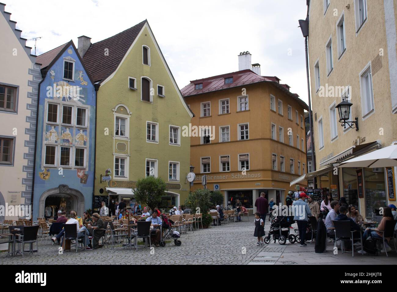 Ein warmer Tag im Herbst lockt Touristen in die Cafes und restaurants der Fußgängerzone von Füssen. Stock Photo