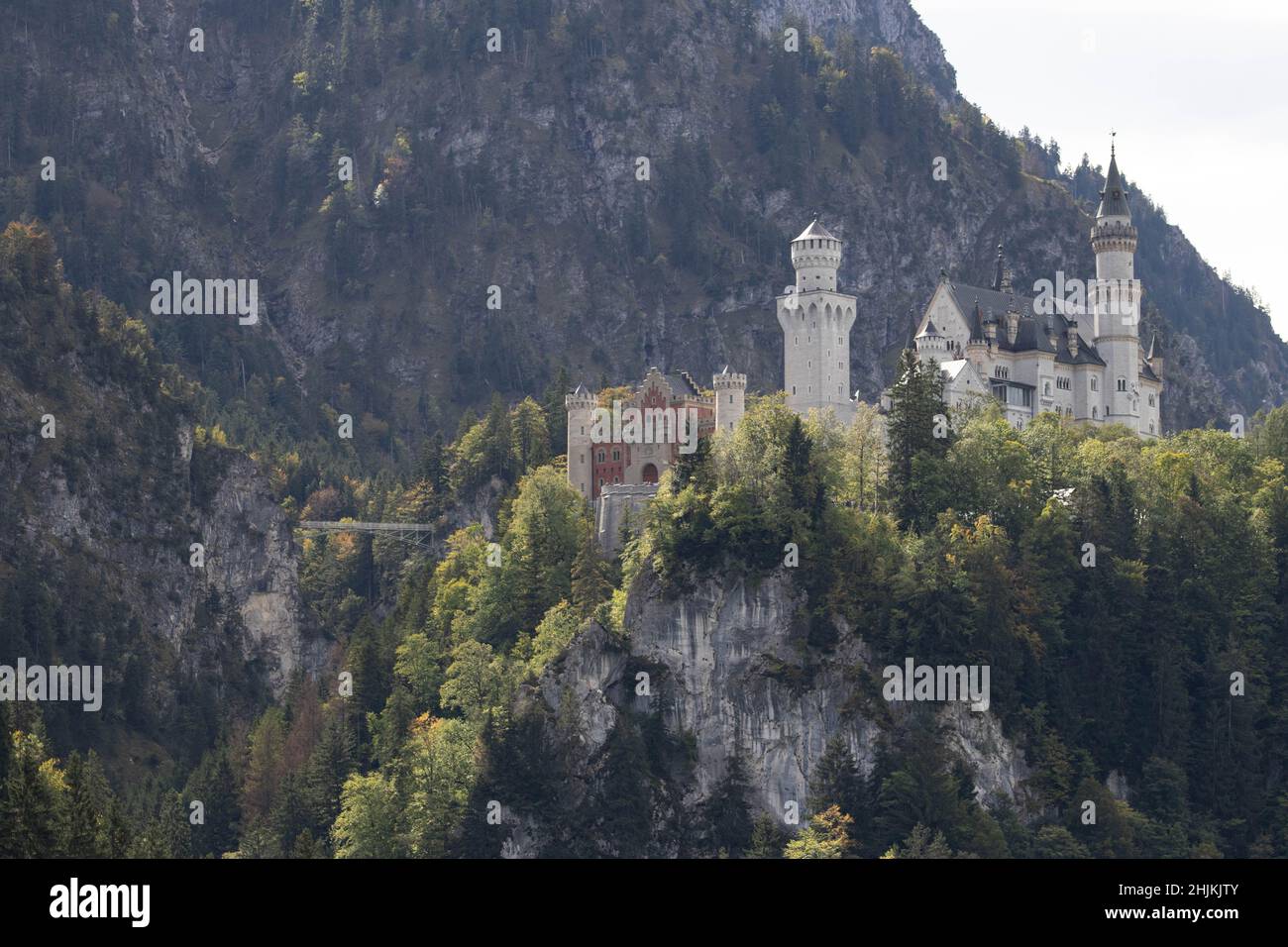 Das malerische Märchenschloß im Ost-Allgäu bei Füssen, eingebettet in eine traumhafte Landschaft. 1869 war der Baustart des Schlosses, welches von Kön Stock Photo