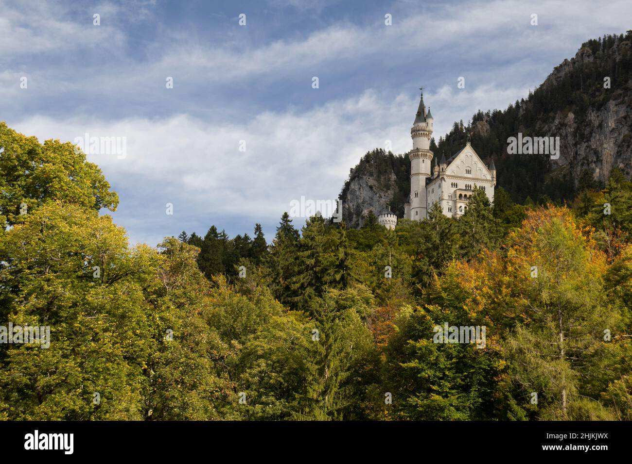 Das malerische Märchenschloß im Ost-Allgäu bei Füssen, eingebettet in eine traumhafte Landschaft. 1869 war der Baustart des Schlosses, welches von Kön Stock Photo