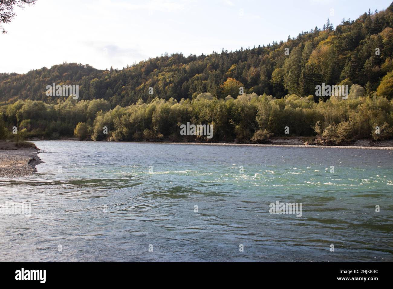 Blick vom Ufer des Lechs auf den Fluss Lech, der blau-grün leuchtet Stock Photo