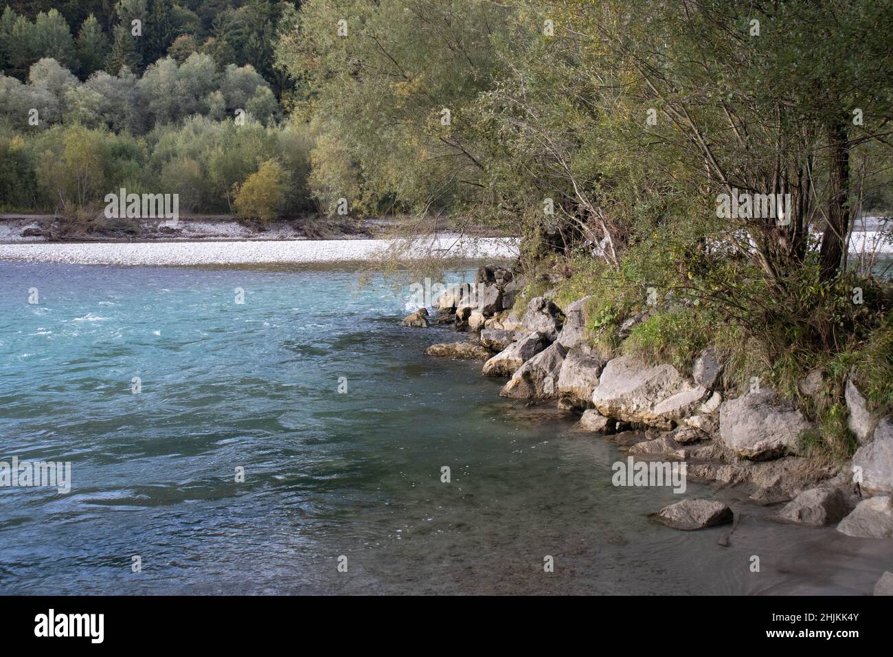 Blick vom Ufer des Lechs auf den Fluss Lech, der blau-grün leuchtet Stock Photo