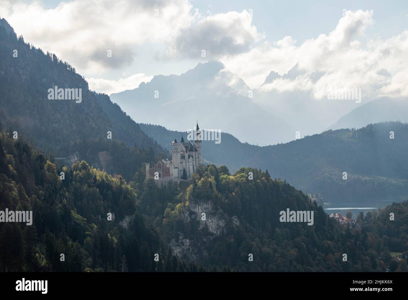 Das malerische Märchenschloß im Ost-Allgäu bei Füssen im Bergpanorama, aufgenommen aus der Tegelbergbahn Stock Photo