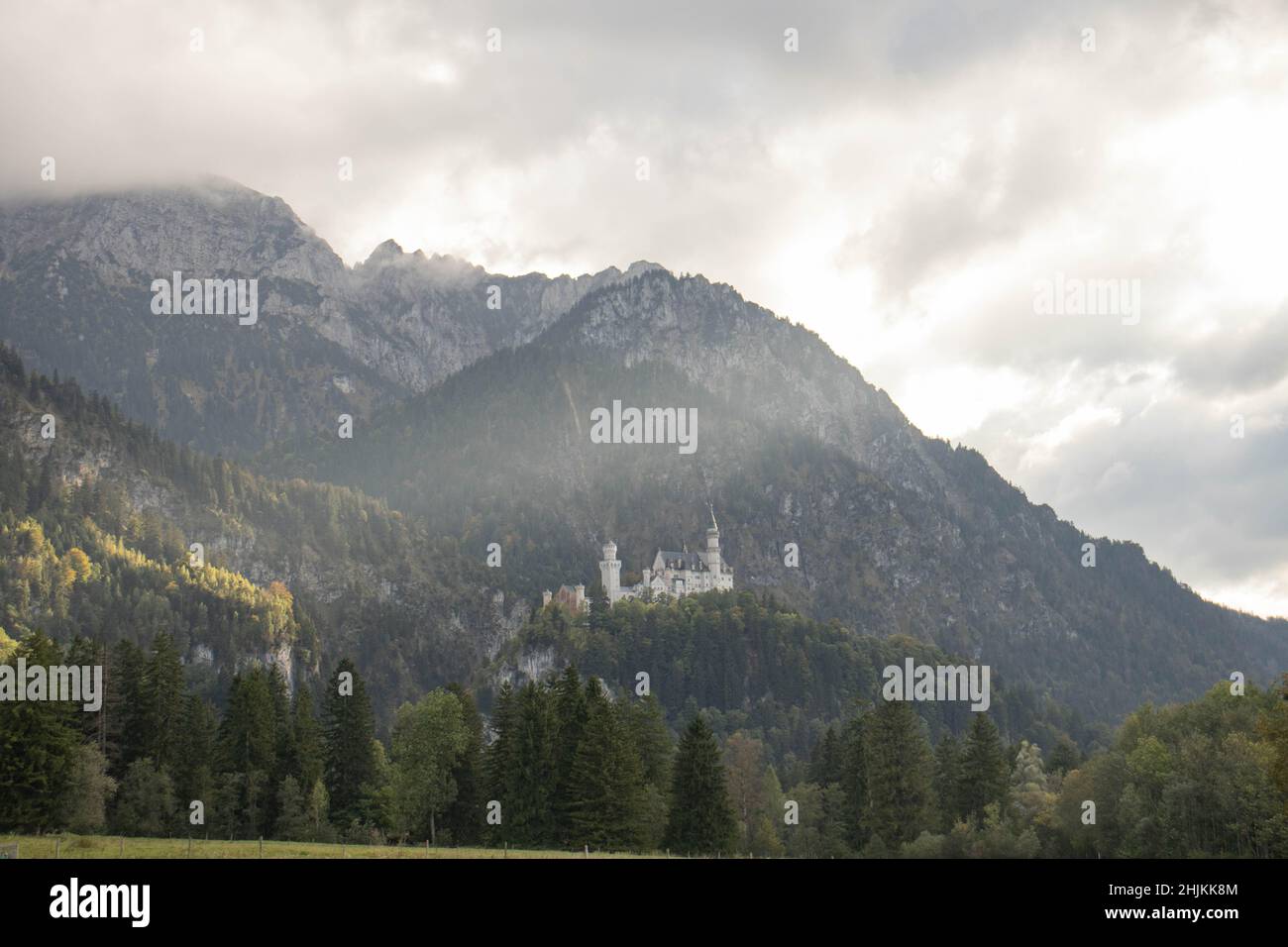Das malerische Märchenschloß im Ost-Allgäu bei Füssen im Bergpanorama, aufgenommen nahe der Talstation Tegelbergbahn Stock Photo