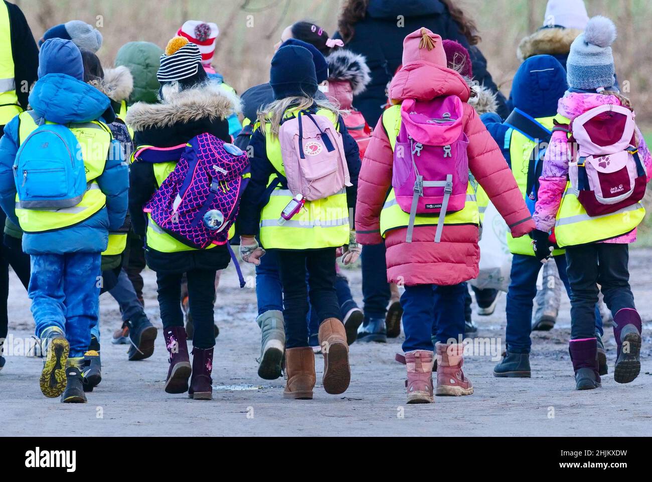 Berlin, Germany. 28th Jan, 2022. 28.01.2022, Berlin. Pupils of a first ...