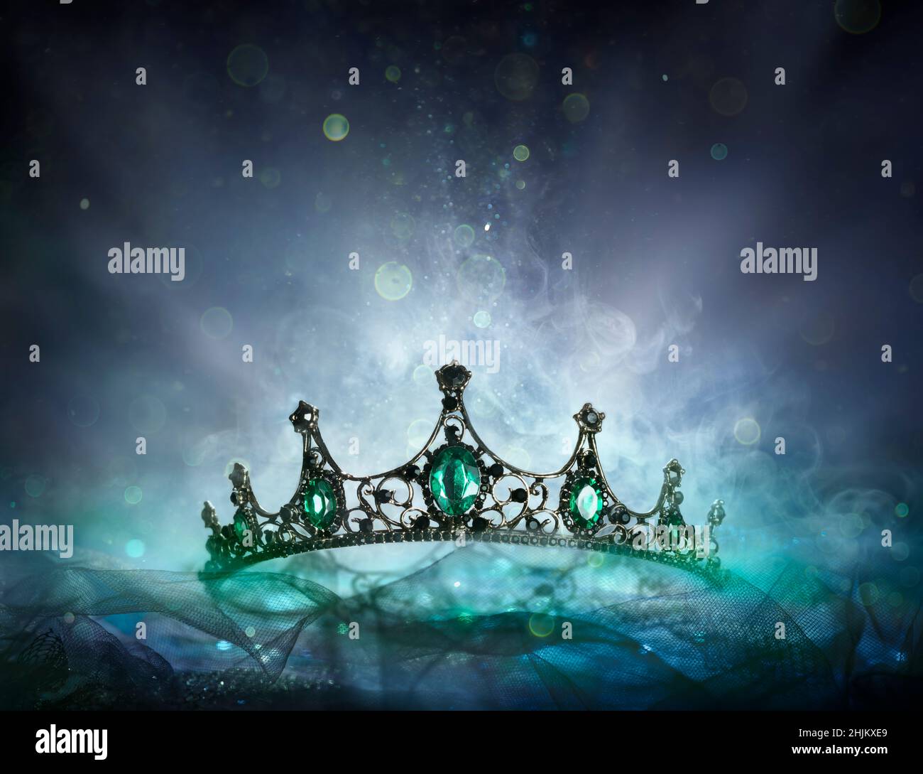 King and queen crowns hi-res stock photography and images - Alamy