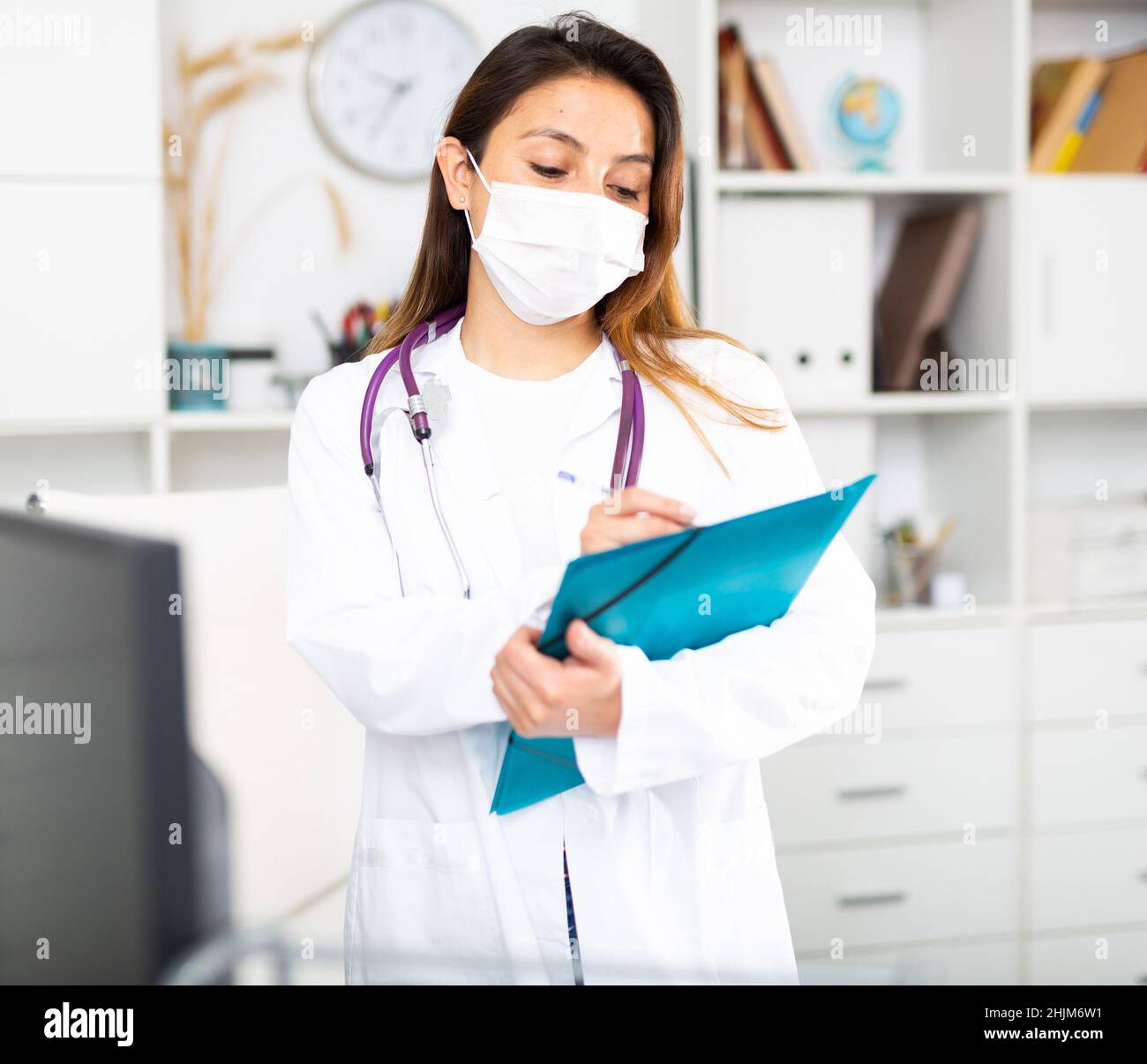 Portrait latino female doctor hi-res stock photography and images - Alamy