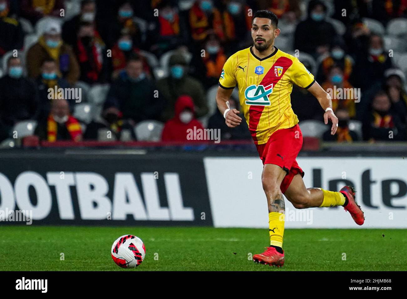 maat Toezicht houden tij LENS, FRANCE - JANUARY 30: Facundo Medina of RC Lens during the Coupe de  France match between RC Lens and AS Monaco at Stade Bollaert-Delelis on  January 30, 2022 in Lens, France (