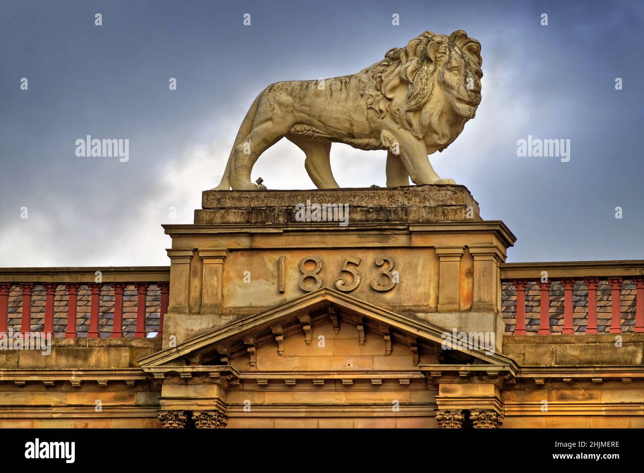 UK, West Yorkshire, Huddersfield, John William Street, Lion Sculpture on top of Lion Buildings Stock Photo