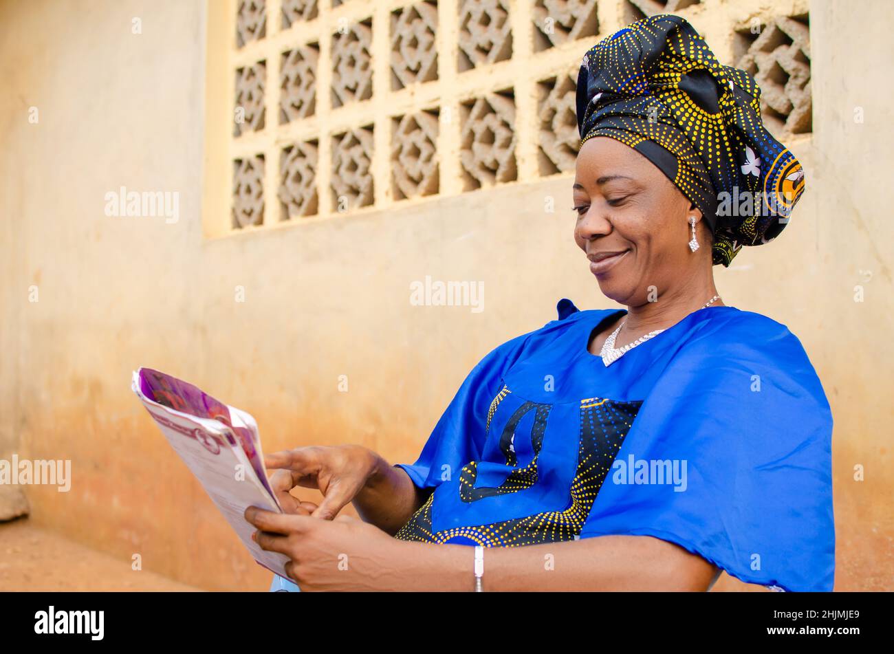 African american elder sitting hi-res stock photography and images - Alamy
