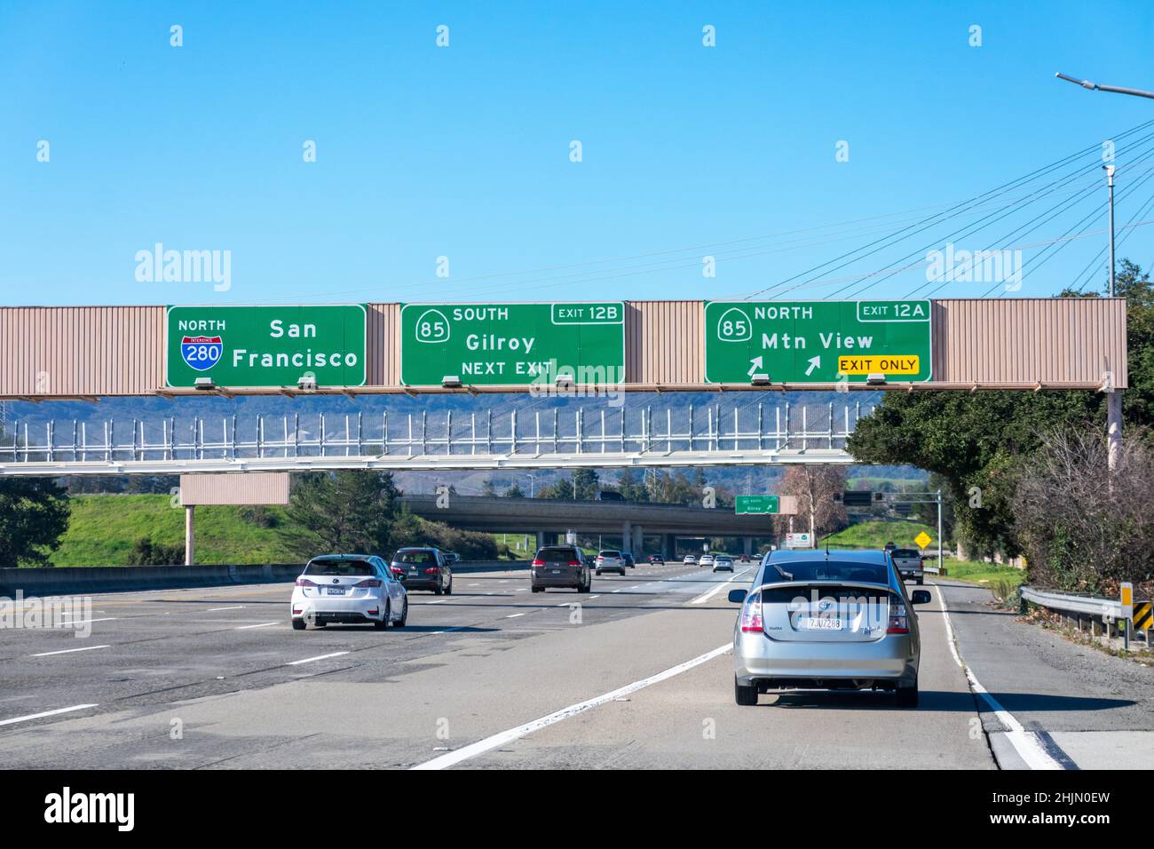 Light vehicle traffic on northbound interstate 280 to San Francisco in Silicon Valley. Highway 85 overhead exit road sign to Gilroy and Mountain View Stock Photo