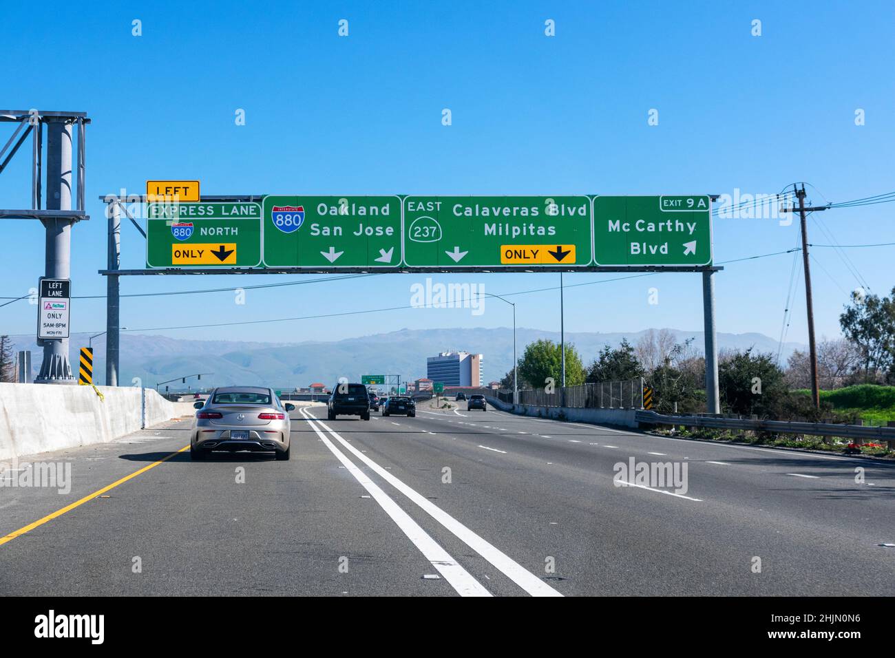 Light traffic on eastbound highway 237. Interstate 880 overhead highway road sign showing drivers the directions to Oakland and San Jose. Express lane Stock Photo