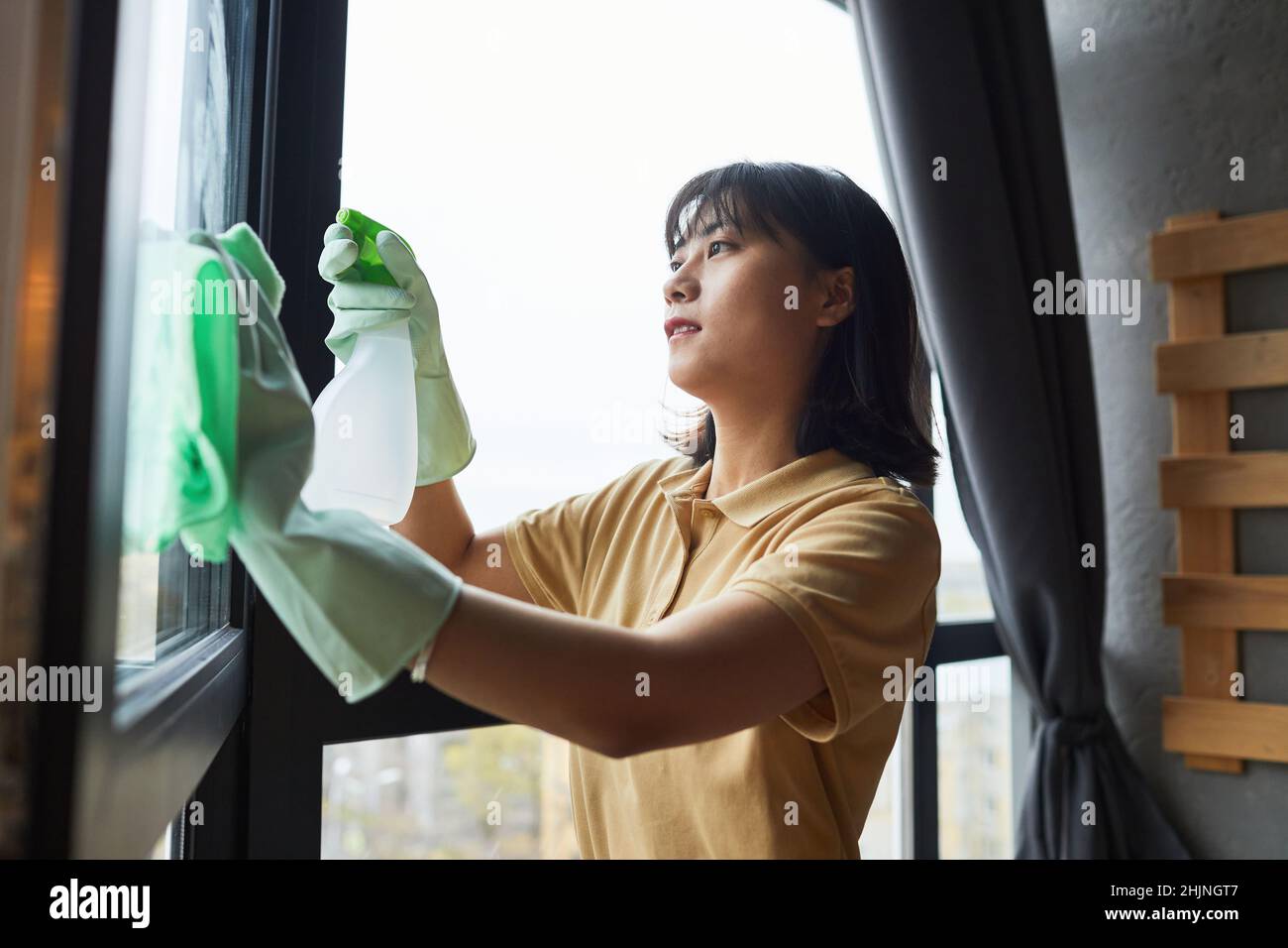 Asian house cleaner cleaning hi-res stock photography and images - Alamy