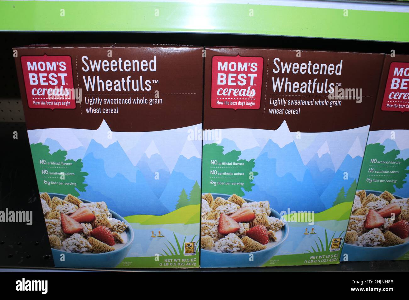 MOM'S BEST CEREALS Sweetened Wheatfuls breakfast cereal shot closeup Stock Photo