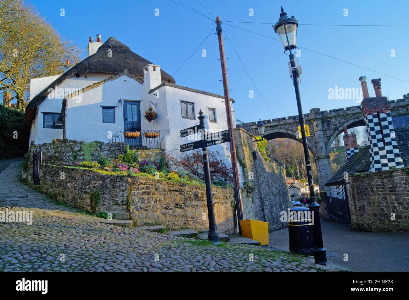 UK, North Yorkshire, Knaresborough, Cottage and Intersection of Water Bag Bank and Waterside Stock Photo