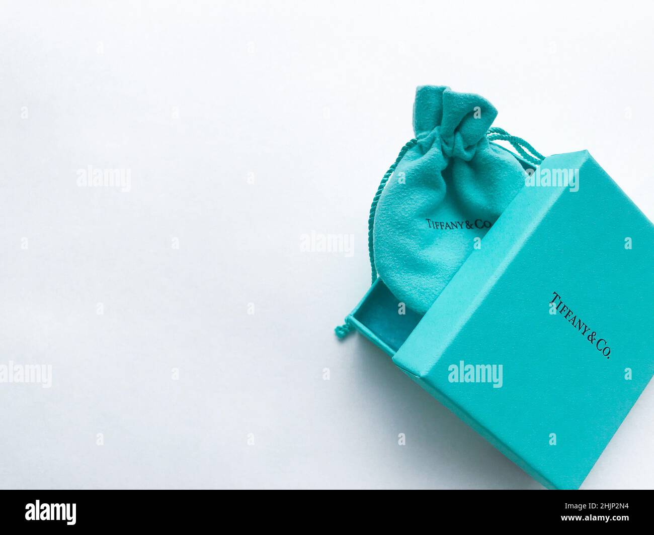 Tiffany And Co Gift Box Stock Photo - Download Image Now - Tiffany & Co, Box  - Container, Gift - iStock