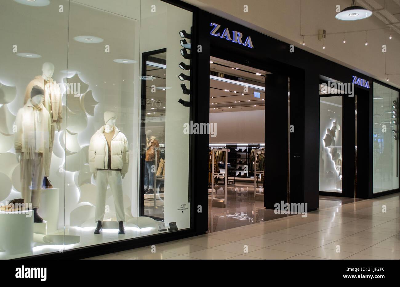 Moscow, Russia, November 2020: Entrance to the Zara store. Men Fashion  department. In the window are mannequins in light-colored winter clothes  Stock Photo - Alamy